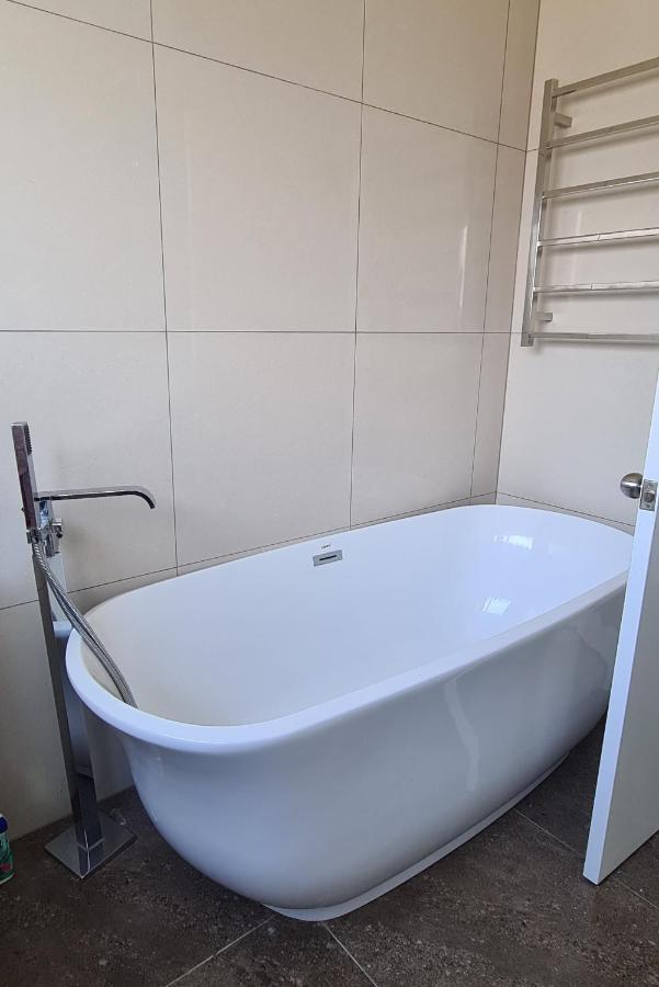 This Fabulous, Single-Level 3 Plus 1 Small Room With Folding Sofa Home Auckland Dış mekan fotoğraf