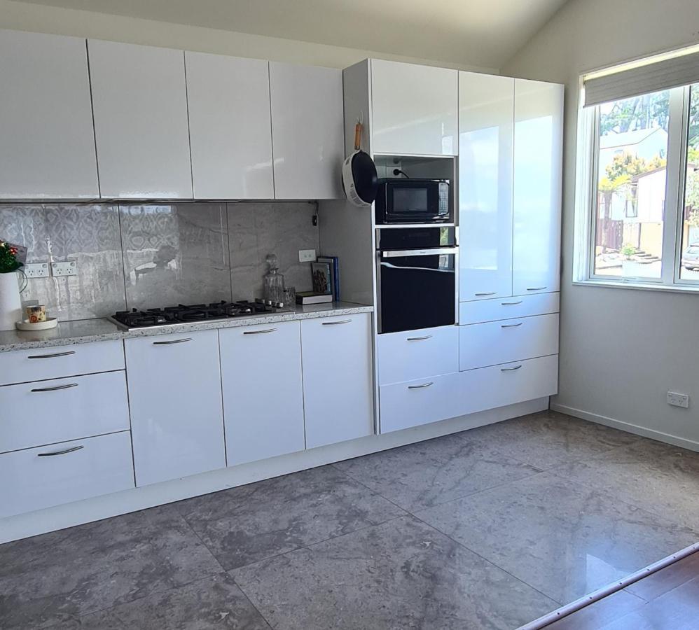 This Fabulous, Single-Level 3 Plus 1 Small Room With Folding Sofa Home Auckland Dış mekan fotoğraf